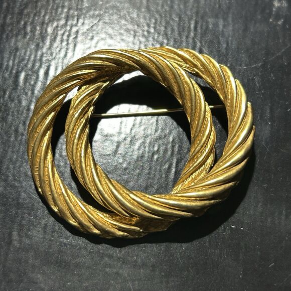 Unbranded Jewelry - Vintage Gold Tone Double Intertwined Circles Twisted Rope Textured Brooch